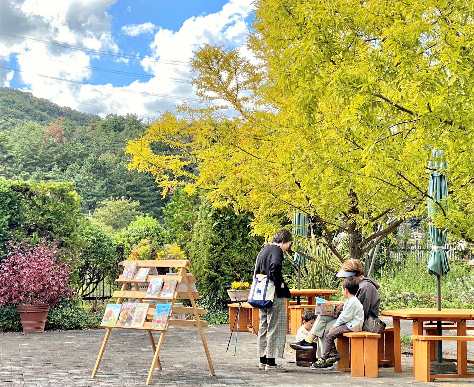 移動図書館「めばる号」in深山イギリス庭園